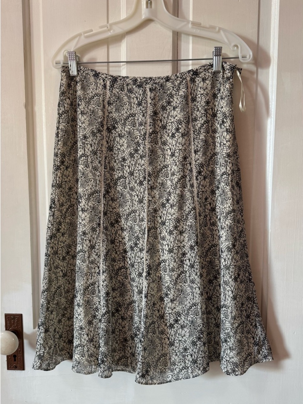 Jones Wear Black & White Floral A-Line Skirt